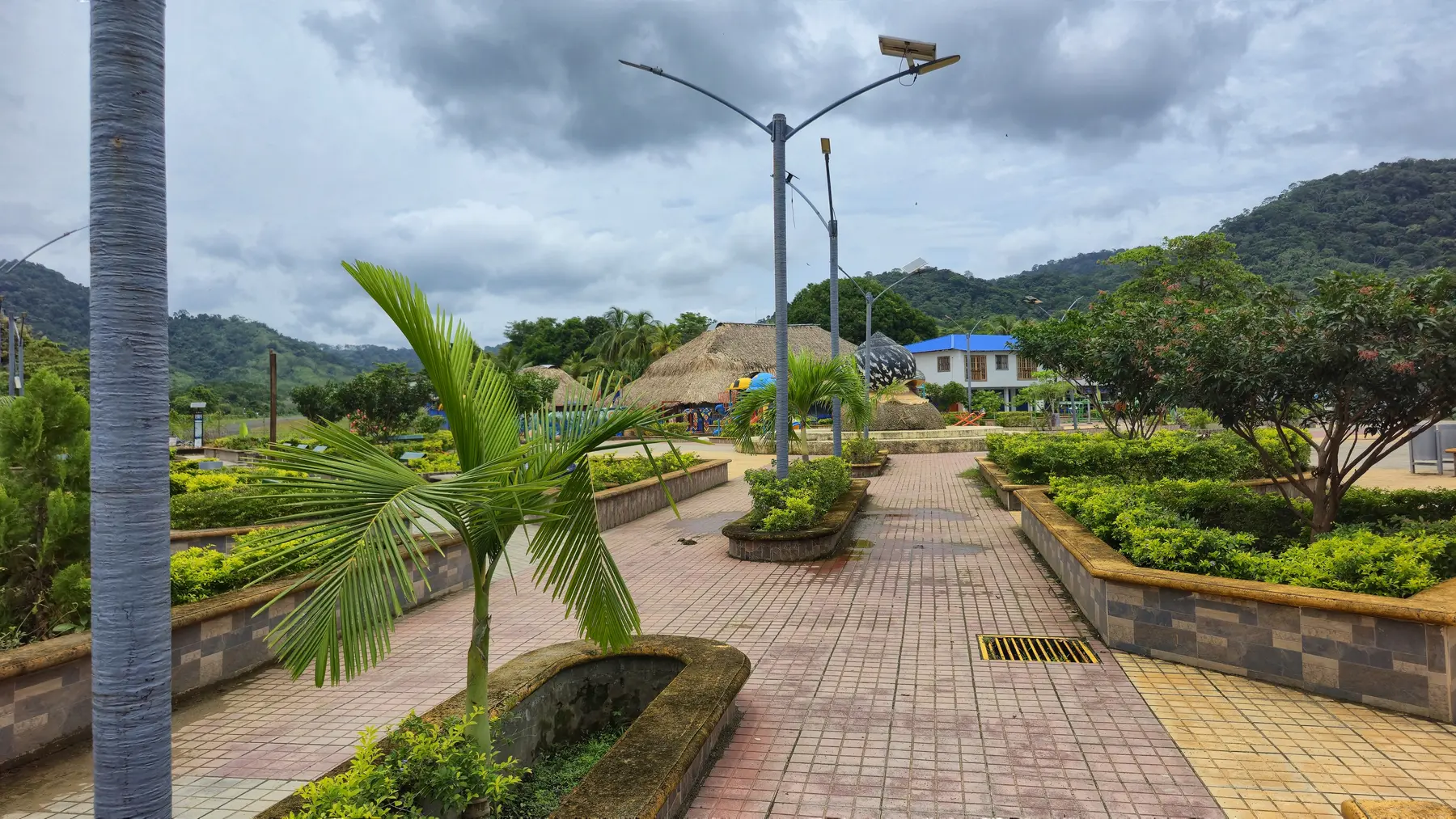 Plaza de Capurganá rodeada de jardines y vegetación